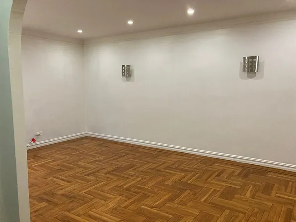 4107 42nd St APT 5H, Long Island City, NY 11104