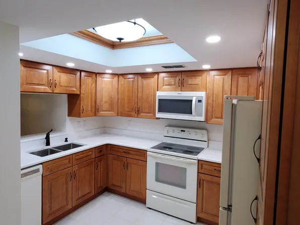 2691 Sabal Springs Cir APT 205, Clearwater, FL 33761