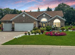 3690 Commonwealth Rd, Woodbury, MN 55125