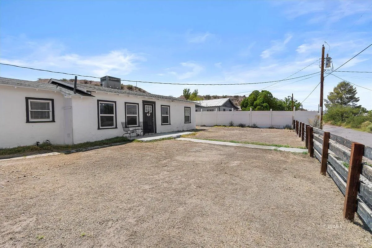 3 bed, 1.0 bath, 1179 sqft, $1,750 — Photo 3