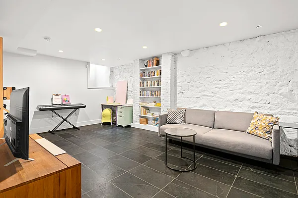 Sold by Compass | media 21