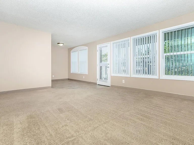 Corinthian Apartments — Photo 42