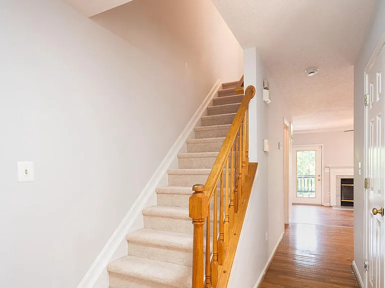413 Lakeview Ct — Photo 3