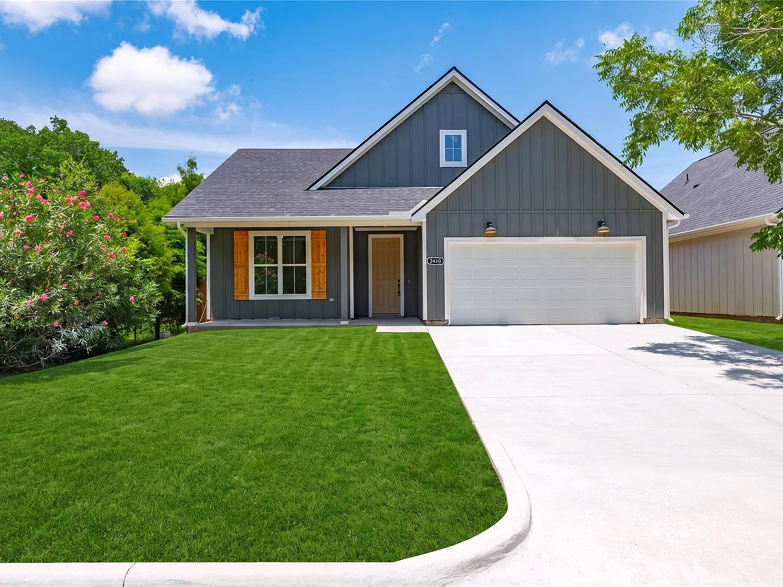 3 bed, 2.0 bath, 1370 sqft, $2,350 — Photo 1