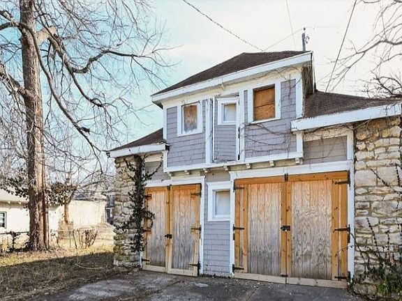 4th image of 2619 Victor St