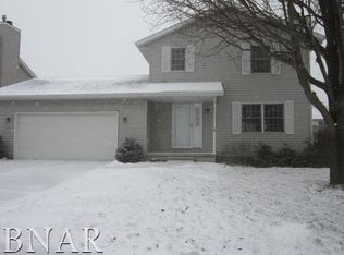 5 Reading Rd, Bloomington, IL 61701