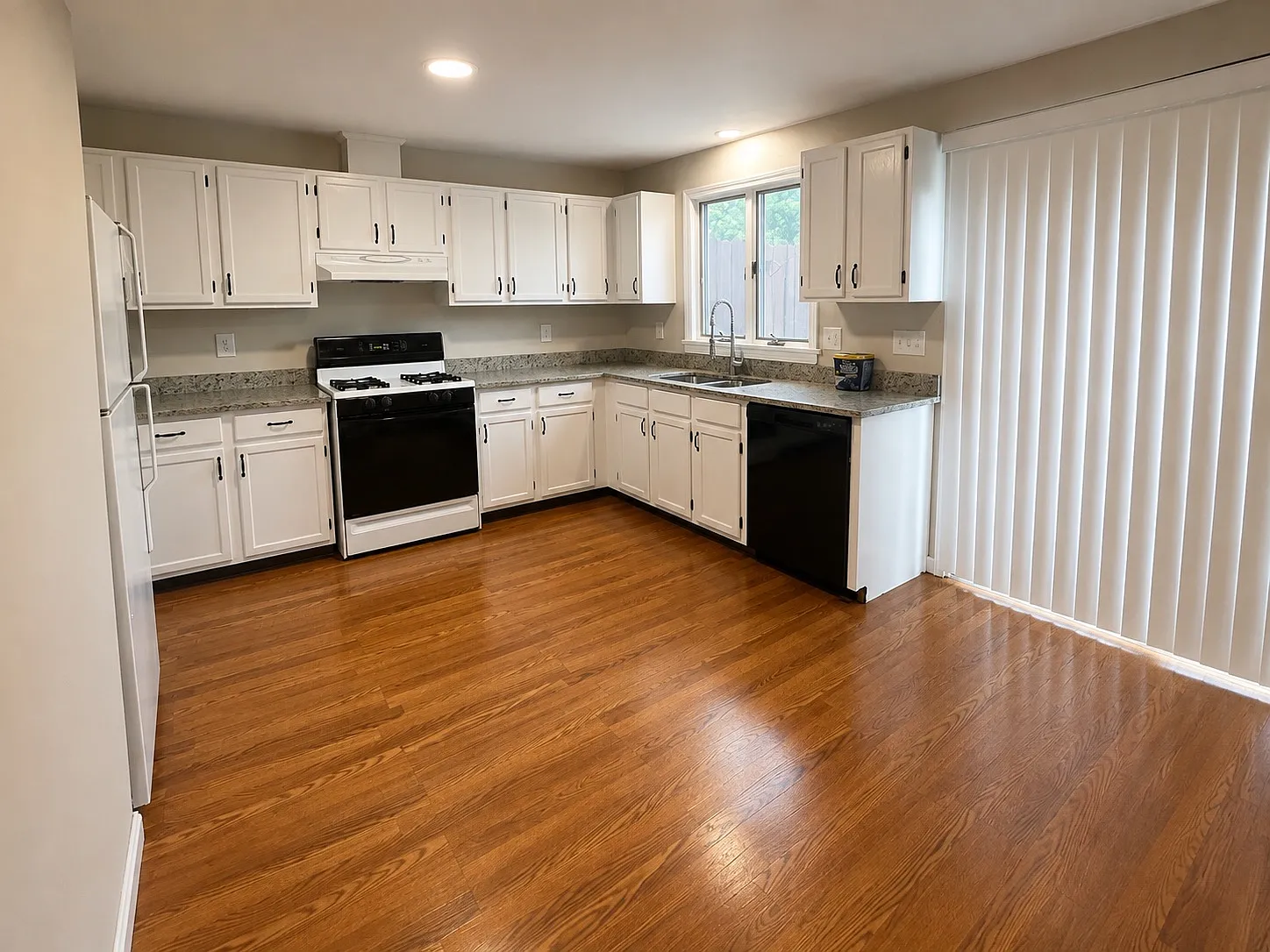 2 bed, 928 sqft, $2,100 — Photo 1