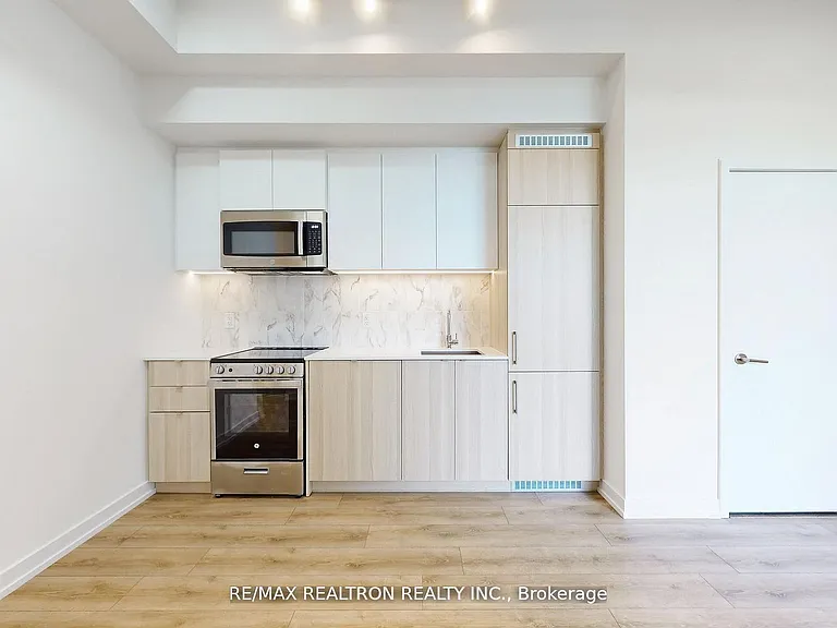 500 Dupont St #301 — Photo 20