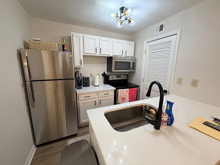 402 Granville Ct — Photo 4