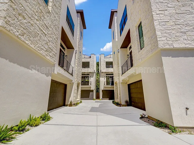 1803 Dunlavy St — Photo 3