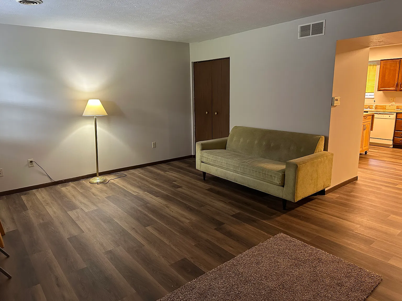 3 bed, 1.5 bath, 1200 sqft, $1,400 — Photo 2