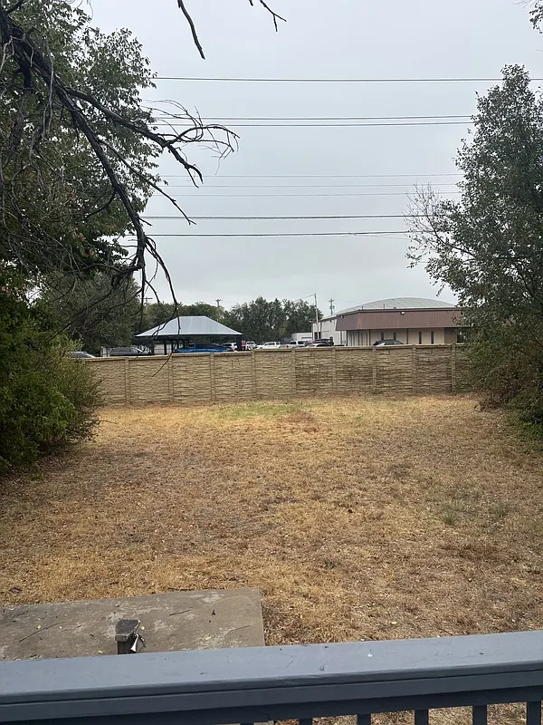 2 bed, 1.0 bath, 772 sqft, $895 — Photo 2