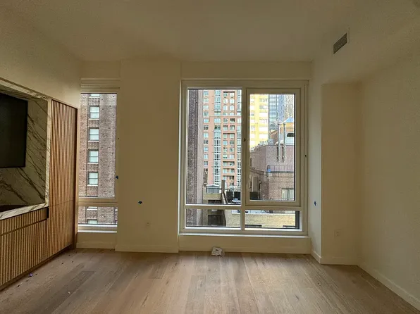 135 E 47th St, New York, NY