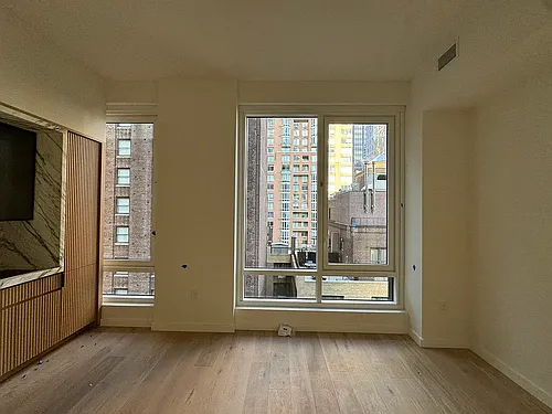 135 E 47th St Photo 1 135 E 47th St Photo 1