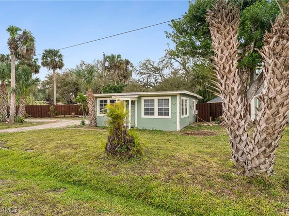230 Kingston Dr, Fort Myers, FL 33905