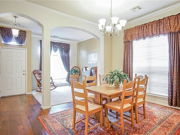 5th image of 804 Oak Creek Dr