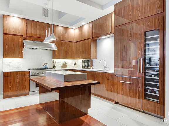 4th image of 529 W 42nd St APT 5R
