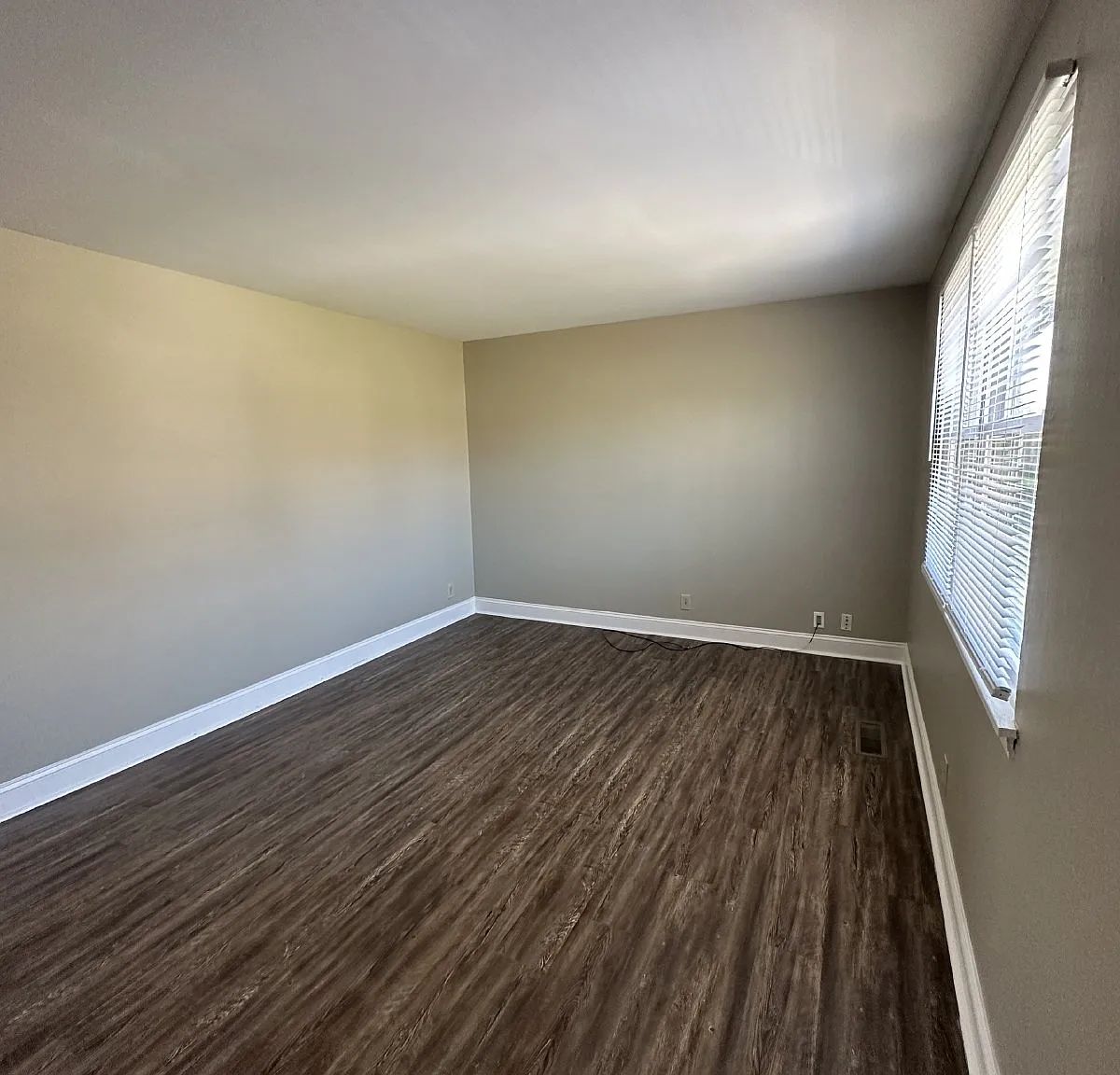 3 bed, 1.0 bath, 1050 sqft, $1,225 — Photo 3