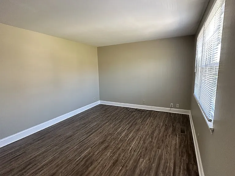 335 Woodale Dr — Photo 3