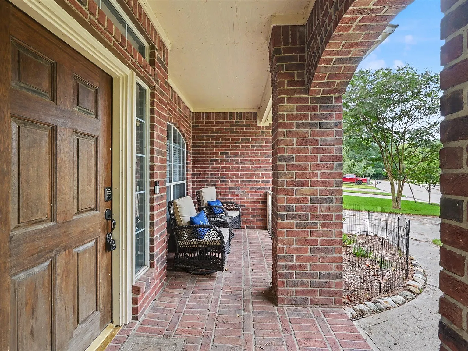 3 bed, 2.0 bath, 1427 sqft, $2,200 — Photo 2