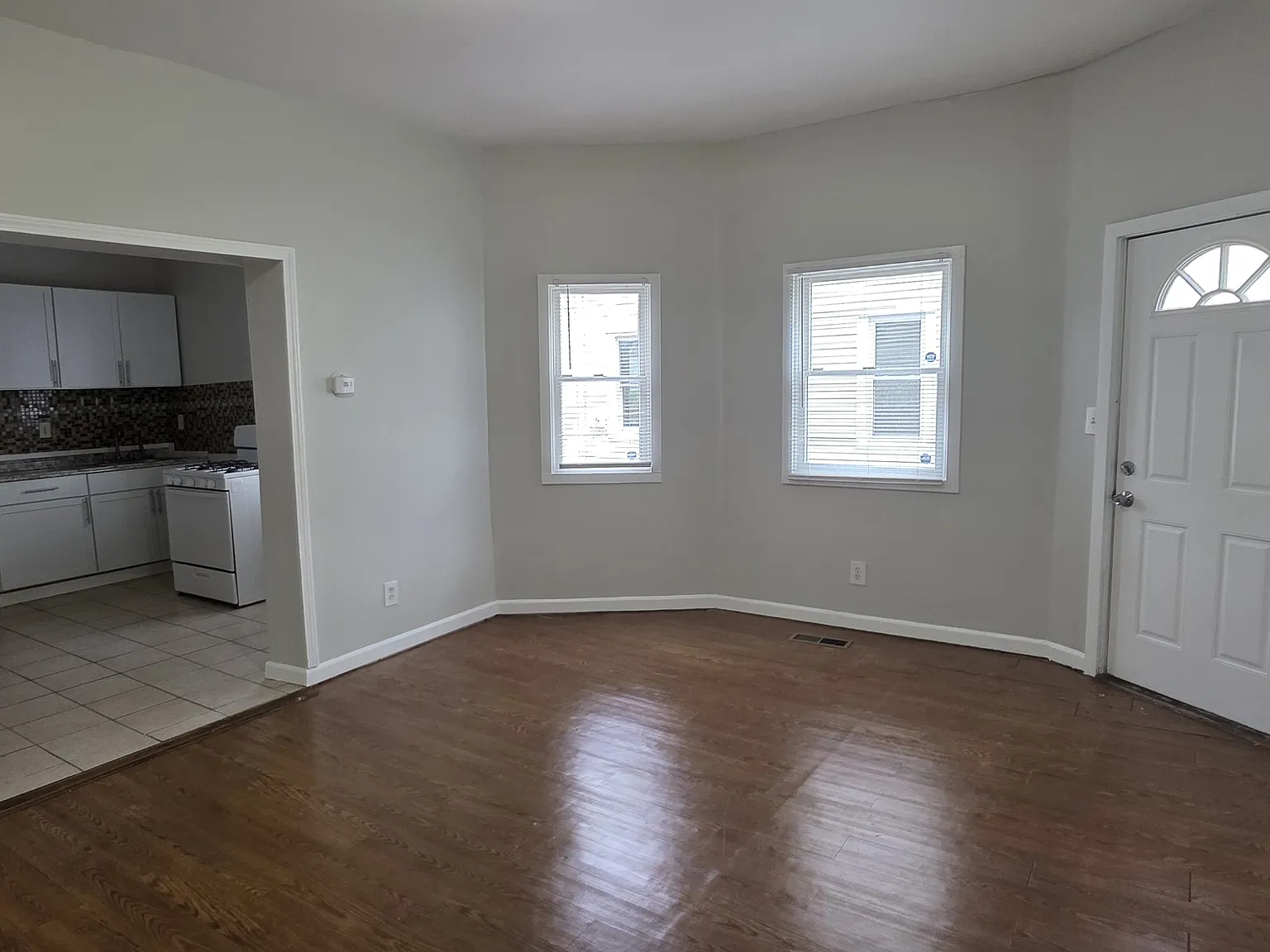 3 bed, 1200 sqft, $2,200 — Photo 4