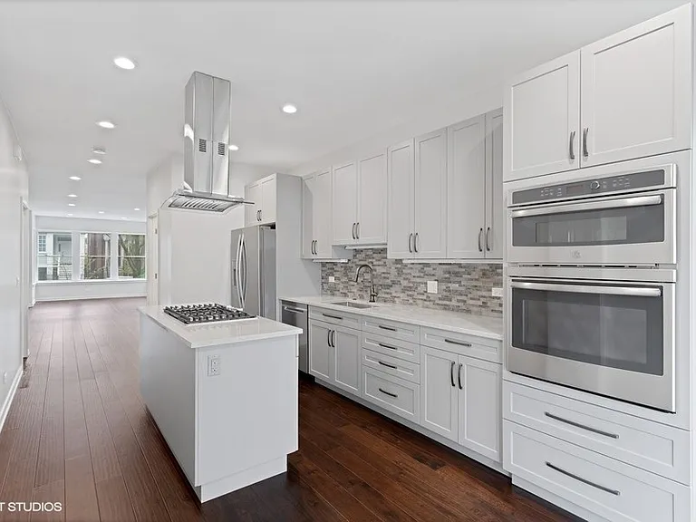 1220 W Roscoe St #1 — Photo 5