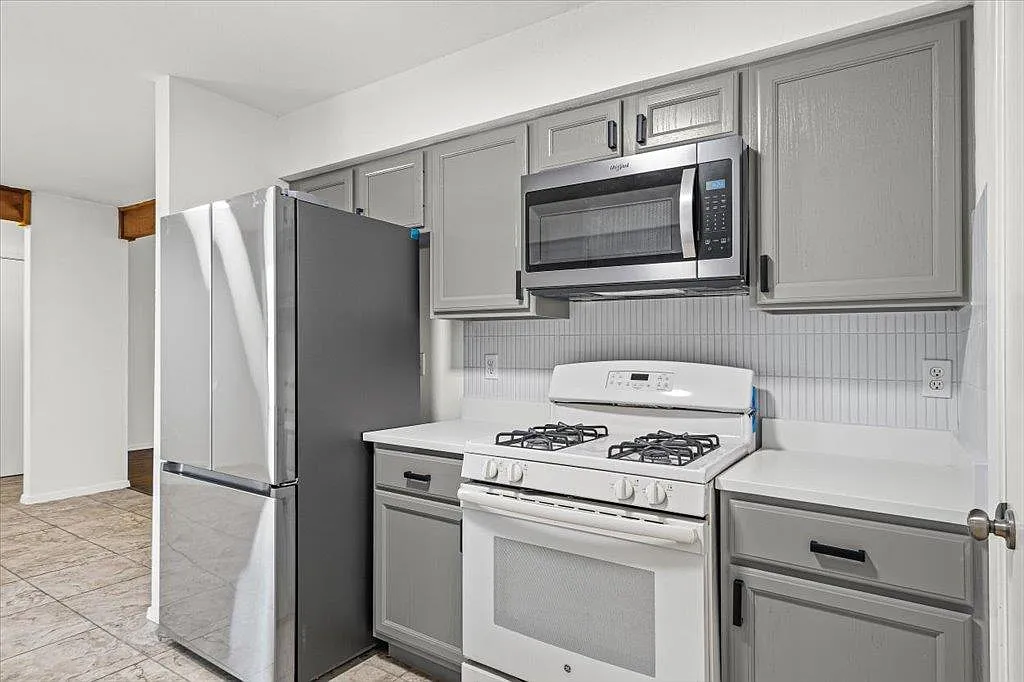 3 bed, 2.0 bath, 1539 sqft, $2,300 — Photo 2