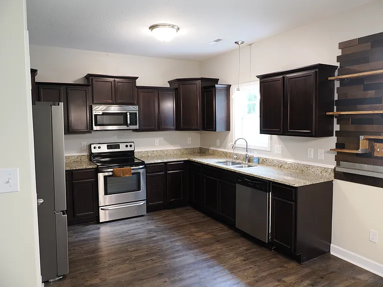 611 Winfall Dr — Photo 6