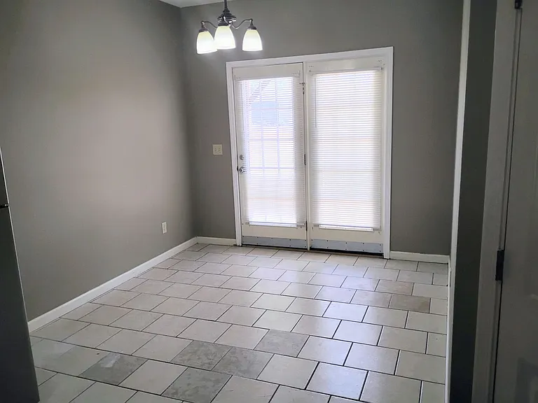 2925 Hargrove Road E — Photo 4