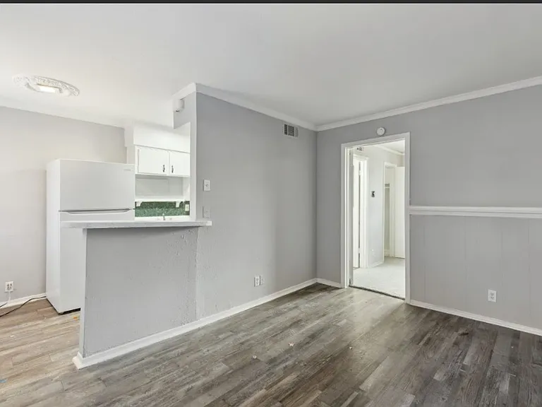 409 E 9th St — Photo 11