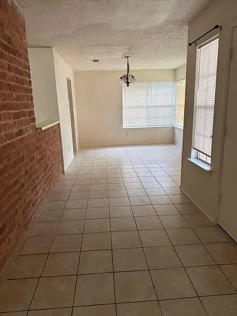 3 bed, 2.0 bath, 2264 sqft, $1,800 — Photo 2