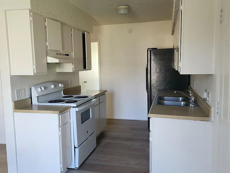 905 Fieldwood Dr #B — Photo 4