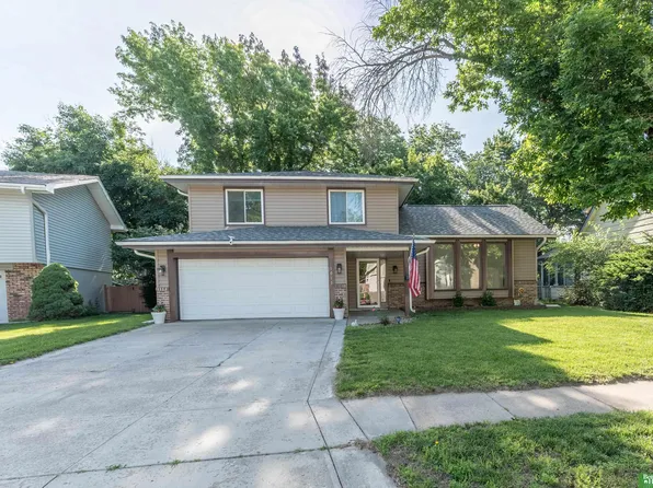 1011 Bluff St, Bellevue, NE 68005