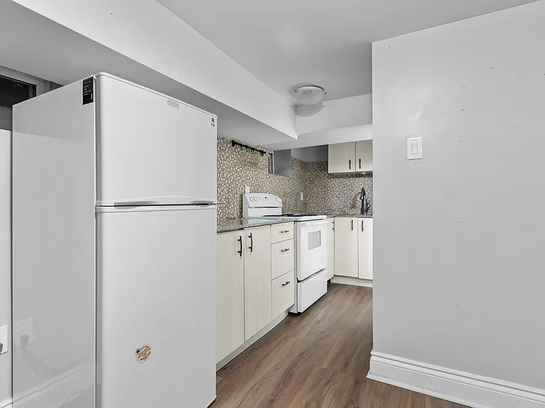 46 Carlyle Ave — Photo 6