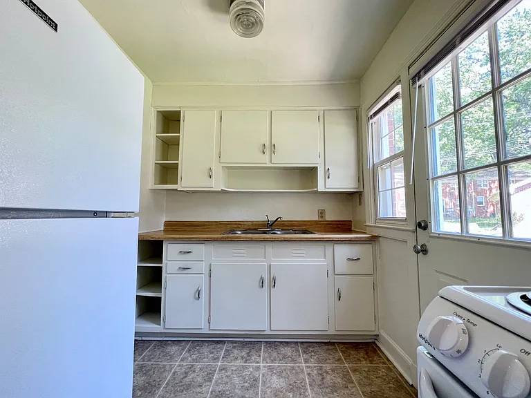 Latham Park Manor — Photo 15
