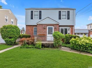 499 Sally Rd, Mineola, NY 11501