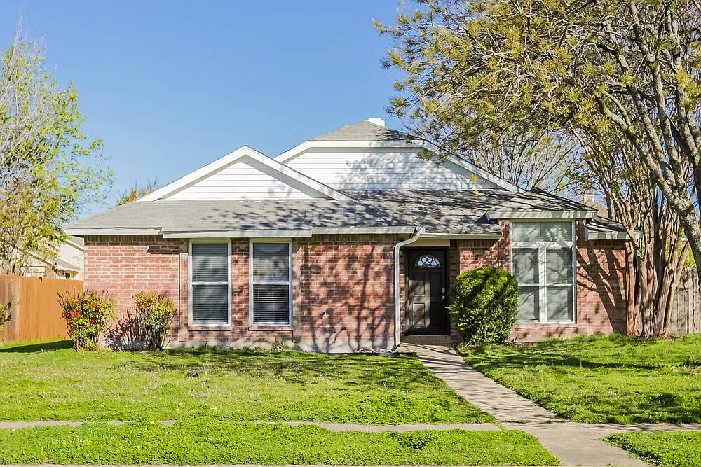 3 bed, 2.0 bath, 1387 sqft, $2,350 — Photo 1