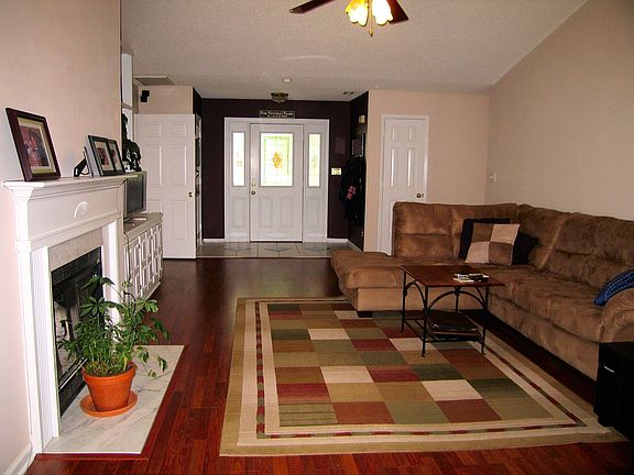 Open floor plan w/vaulted ceilings