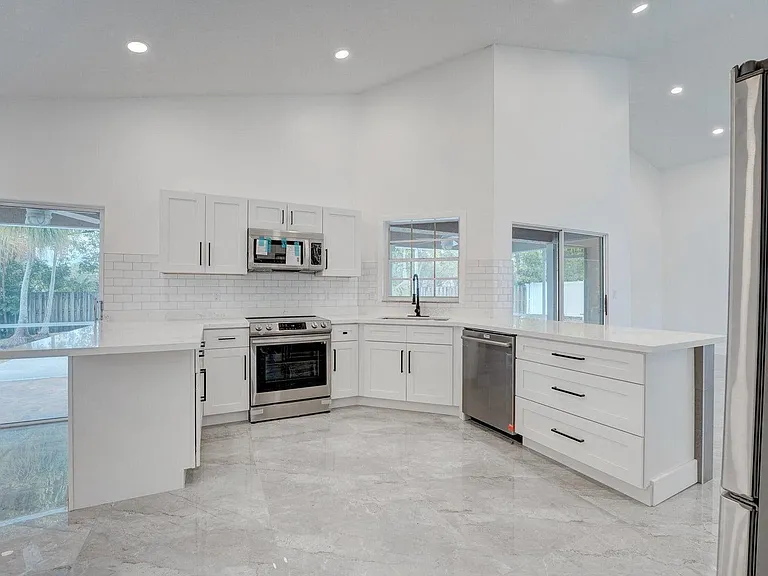 10791 SW 10th Pl — Photo 2