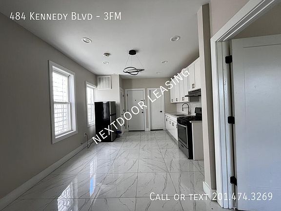 4th image of 484 Kennedy Blvd #3FM
