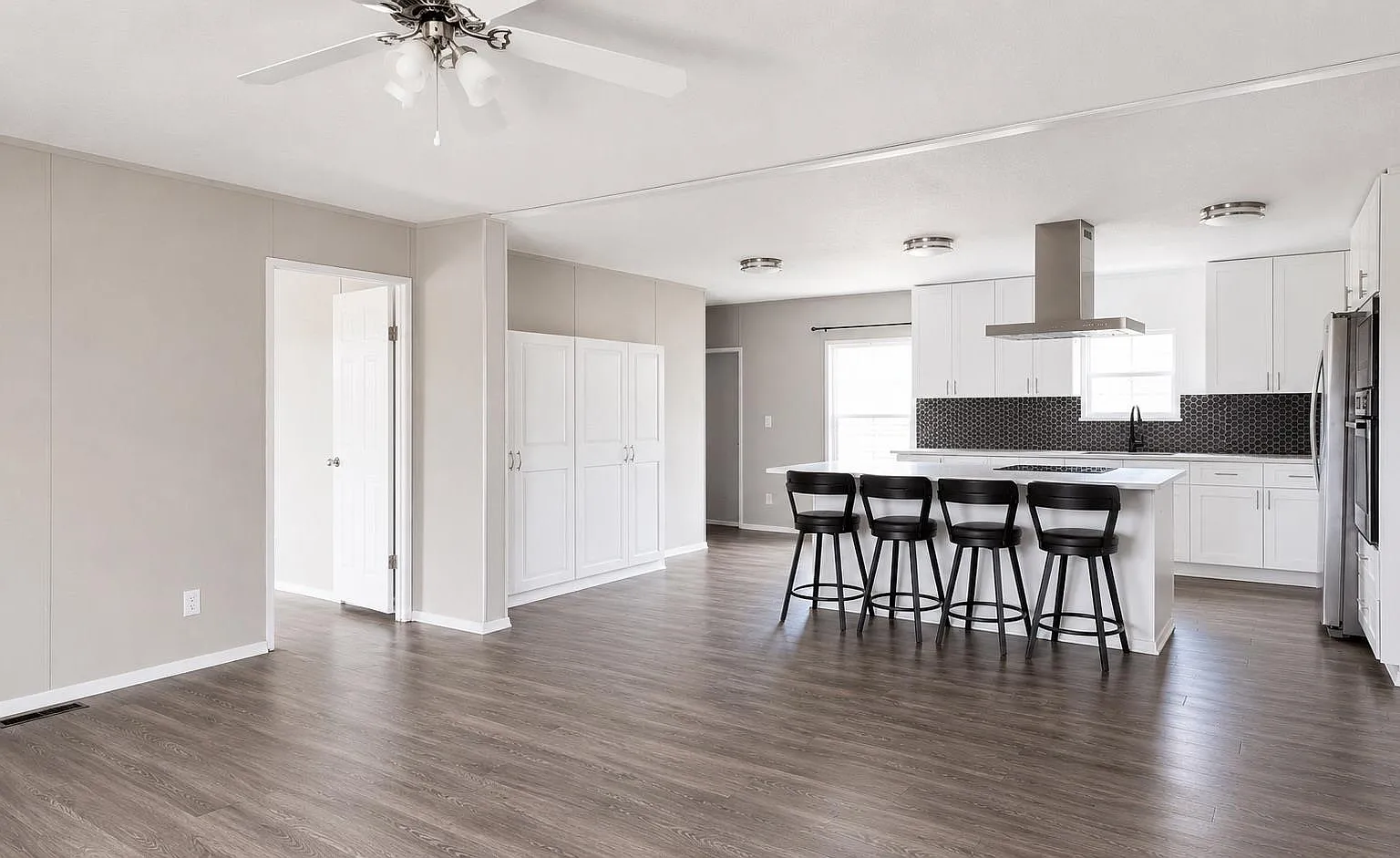 3 bed, 2.0 bath, 1536 sqft, $2,000 — Photo 2