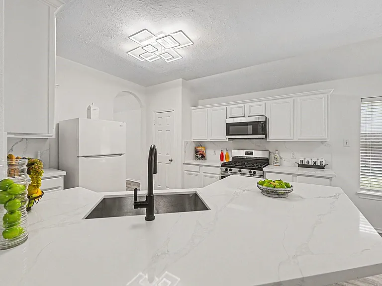 18314 Manorcliff Ln — Photo 8
