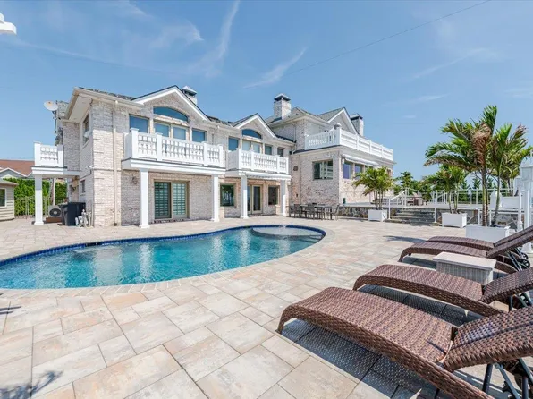 130 Riviera Drive S, Massapequa, NY 11758