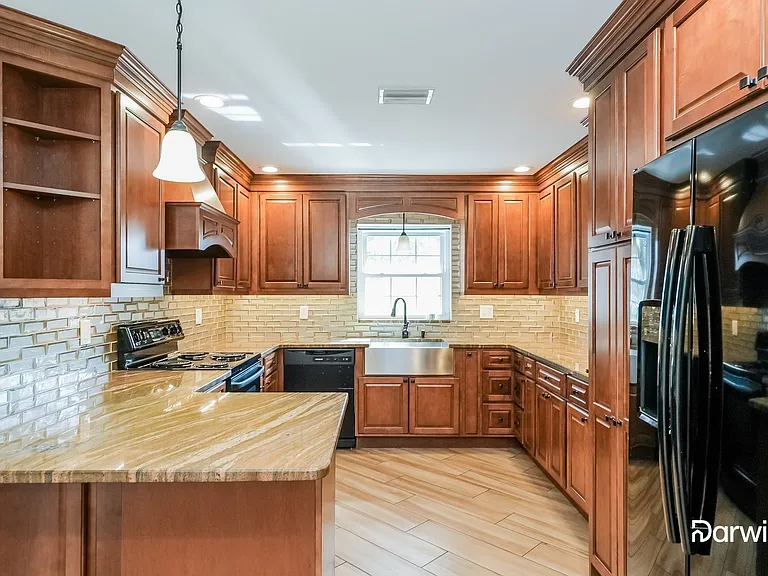 2120 Creekbend Dr — Photo 2