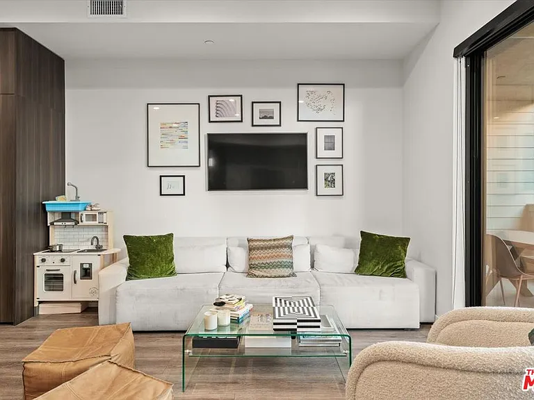 556 N Flores St #2B — Photo 2