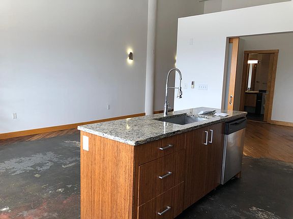 3rd image of 900 Terminal Pl APT 109