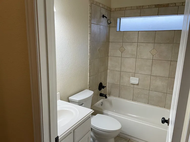 1414 Lauren Ln — Photo 7