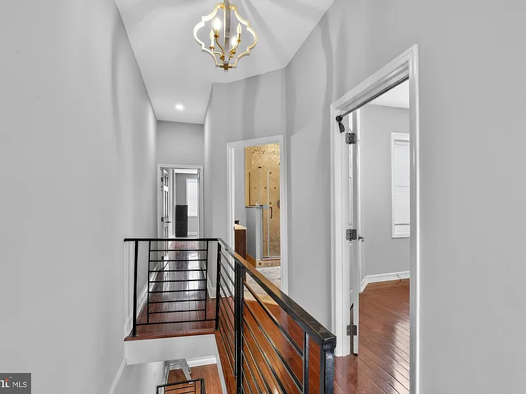 2319 E Somerset St — Photo 13