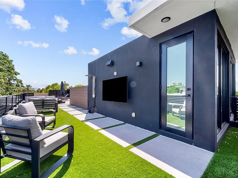 420 SW 15th Rd — Photo 3