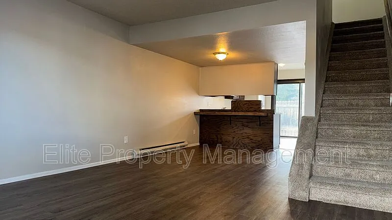 2 bed, 1.5 bath, 952 sqft, $1,095 — Photo 2